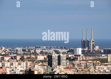 Luftaufnahme der Stadt Barcelona und im Hintergrund die Schornsteine des früher als das Thermalkraftwerk Sant Adria genutzten Kraftwerks Stockfoto