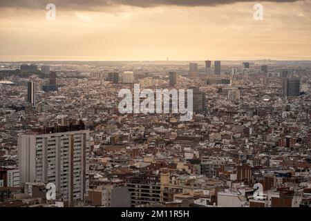 Luftaufnahme der Bürogebäude und Wohngebiete der Stadt Barcelona Stockfoto