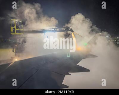 Europa, Deutschland, Baden-Württemberg, Stuttgart, Enteisung der Flügel am Flughafen Stuttgart Stockfoto