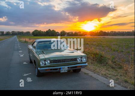 Plymouth Road Runner bei Sonnenuntergang, Baujahr 1968, Muscle-Car, Oldtimer, Oldtimer, Mopar, Oldtimer, Deutschland Stockfoto