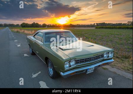 Plymouth Road Runner bei Sonnenuntergang, Baujahr 1968, Muscle-Car, Oldtimer, Oldtimer, Mopar, Oldtimer, Deutschland Stockfoto