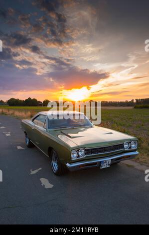 Plymouth Road Runner bei Sonnenuntergang, Baujahr 1968, Muscle-Car, Oldtimer, Oldtimer, Mopar, Oldtimer, Deutschland Stockfoto