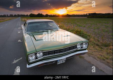 Plymouth Road Runner bei Sonnenuntergang, Baujahr 1968, Muscle-Car, Oldtimer, Oldtimer, Mopar, Oldtimer, Deutschland Stockfoto