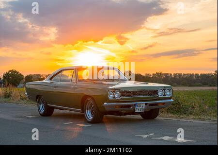 Plymouth Road Runner bei Sonnenuntergang, Baujahr 1968, Muscle-Car, Oldtimer, Oldtimer, Mopar, Oldtimer, Deutschland Stockfoto