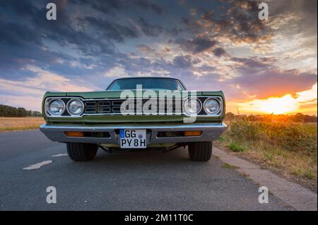 Plymouth Road Runner bei Sonnenuntergang, Baujahr 1968, Muscle-Car, Oldtimer, Oldtimer, Mopar, Oldtimer, Deutschland Stockfoto