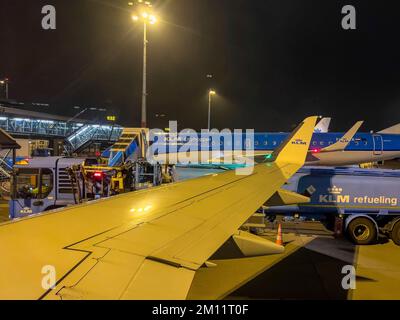 Europa, Deutschland, Baden-Württemberg, Stuttgart, Flughafen Stuttgart, Blick vom Flugzeugfenster über den Flügel zu einem anderen Flugzeug Stockfoto