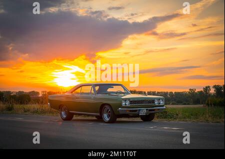 Plymouth Road Runner bei Sonnenuntergang, Baujahr 1968, Muscle-Car, Oldtimer, Oldtimer, Mopar, Oldtimer, Deutschland Stockfoto