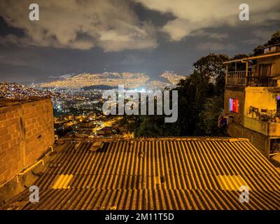 Südamerika, Kolumbien, Departamento de Antioquia, Medellín, San Javier, Comuna 13, Blick auf das berüchtigte Viertel Comuna 13 am Abend Stockfoto