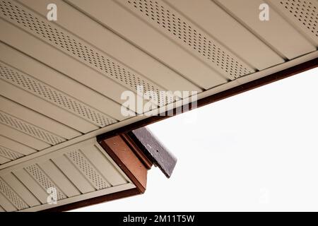 Installation Der Soffit-Platine Stockfoto