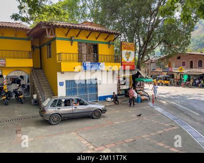 Südamerika, Kolumbien, Departamento Antioquia, Straßenszene in Bolombolo Stockfoto