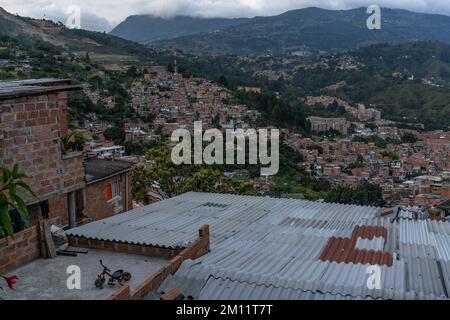 Südamerika, Kolumbien, Departamento de Antioquia, Medellín, San Javier, Comuna 13, Blick über das berüchtigte Viertel Comuna 13 an einem bewölkten Nachmittag. Stockfoto