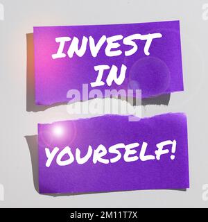 Textunterschrift mit „Invest in Yourself“. Geschäftskonzept Lernen Sie neue Dinge oder Materialien und machen Sie so Ihre Arbeit besser Stockfoto
