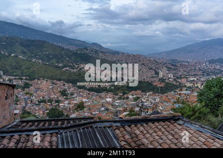 Südamerika, Kolumbien, Departamento de Antioquia, Medellín, San Javier, Comuna 13, Blick über das berüchtigte Viertel Comuna 13 an einem bewölkten Nachmittag. Stockfoto