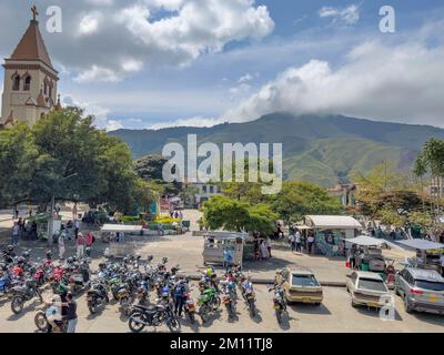 Südamerika, Kolumbien, Departamento Antioquia, Kolumbianische Anden, Urrao, Blick auf den zentralen Platz und die Kirche San José Stockfoto