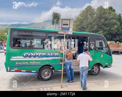 Südamerika, Kolumbien, Departamento Antioquia, Kolumbianische Anden, Urrao, Bushaltestelle im Zentrum von Urrao Stockfoto