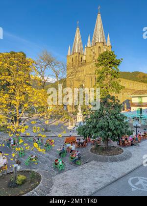 Südamerika, Kolumbien, Departamento de Antioquia, kolumbianische Anden, Jardín, Straßenszene vor der Kirche Basílica Menor de la Inmaculada Concepción Stockfoto