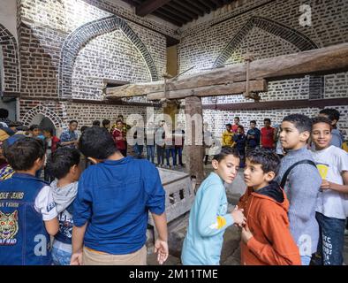 Schulausflug ins Innere der Getreidemühle Abu Shahin, Rosetta, Ägypten Stockfoto