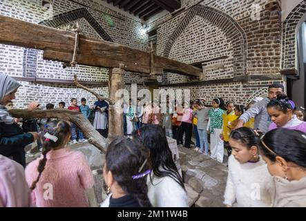 Schulausflug ins Innere der Getreidemühle Abu Shahin, Rosetta, Ägypten Stockfoto