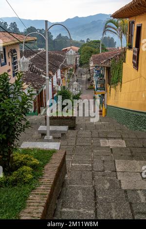 Südamerika, Kolumbien, Departamento de Antioquia, kolumbianische Anden, Jericó, Straßenszene im Andendorf Jericó mit Bergblick Stockfoto