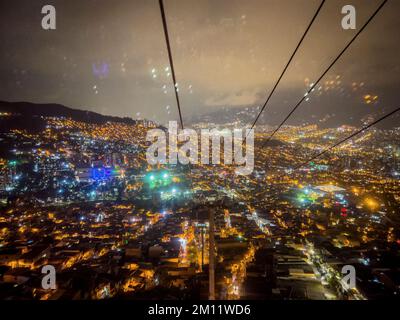 Südamerika, Kolumbien, Departamento de Antioquia, Medellín, Blick von der Gondel der Metrocable auf den Abend Medellín Stockfoto