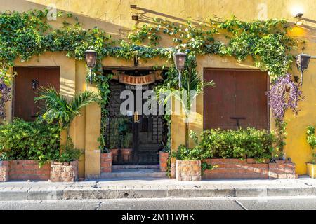 Südamerika, Kolumbien, Departamento de Bolívar, Cartagena de Indias, Barrio Getsemaní, Gelbe Fassade in Cartagena de Indias Stockfoto