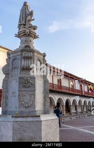 Südamerika, Kolumbien, Departamento de Bolívar, Cartagena de Indias, Ciudad Amurallada, Plaza de la Aduana mit Kolumbus-Statue Stockfoto