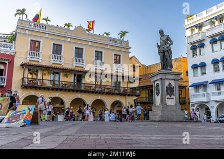 Südamerika, Kolumbien, Departamento de Bolívar, Cartagena de Indias, Ciudad Amurallada, Plaza de los Coches mit Statue von Don Pedro de Heredia Stockfoto