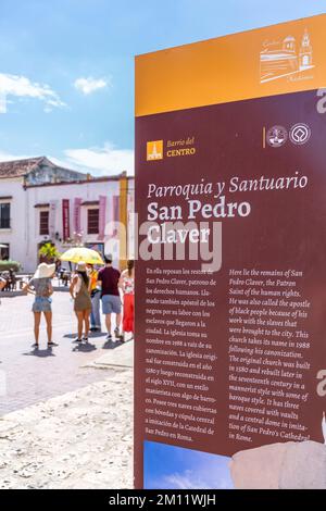 Südamerika, Kolumbien, Departamento de Bolívar, Cartagena de Indias, Ciudad Amurallada, Infoboard vor dem Santuario San Pedro Claver Stockfoto