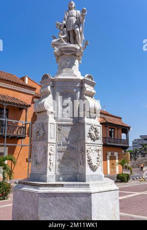 Südamerika, Kolumbien, Departamento de Bolívar, Cartagena de Indias, Ciudad Amurallada, Plaza de la Aduana mit Kolumbus-Statue Stockfoto