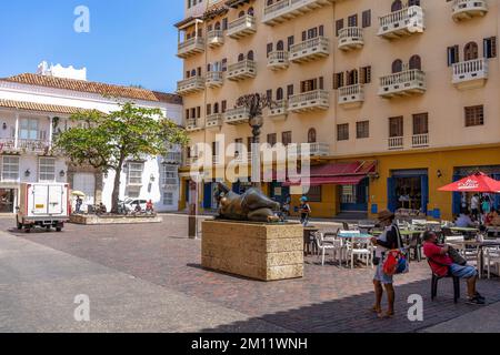 Südamerika, Kolumbien, Departamento de Bolívar, Cartagena de Indias, Ciudad Amurallada, Plaza Santo Domingo mit der berühmten Skulptur La Gorda Gertrudis von Botero Stockfoto