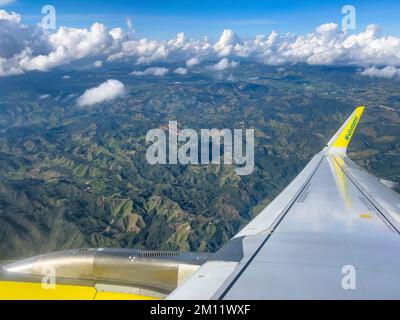 Südamerika, Kolumbien, Departamento de Antioquia, Antioquia, Blick vom Flugzeugfenster über den Flügel auf die kolumbianischen Anden Stockfoto