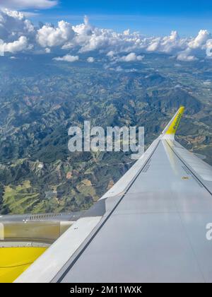 Südamerika, Kolumbien, Departamento de Antioquia, Antioquia, Blick vom Flugzeugfenster über den Flügel auf die kolumbianischen Anden Stockfoto