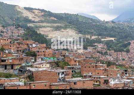 Südamerika, Kolumbien, Departamento de Antioquia, Medellín, San Javier, Comuna 13, Blick über das berüchtigte Viertel Comuna 13 bis zum Steinbruch (Massengrab) Stockfoto