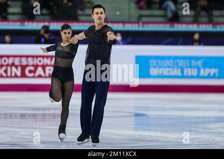 Rebecca Ghilardi und Filippo Ambrosini aus Italien treten Day1 gegeneinander an – PAARE S.P. ISU Grand Prix des Eiskunstlauf-Finales Turin 2022 in Palavela. (Foto: Fabrizio Carabelli / SOPA Images / Sipa USA) Stockfoto