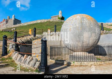 England, Dorset, Swanage, Durlston Head Country Park, der 40 Tonnen schwere Portland Stone Great Globe Stockfoto