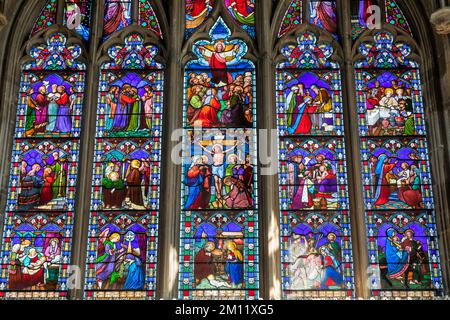 England, Dorset, Christchurch, Christchurch Priorat, Buntglasfenster, das das Leben Christi darstellt Stockfoto