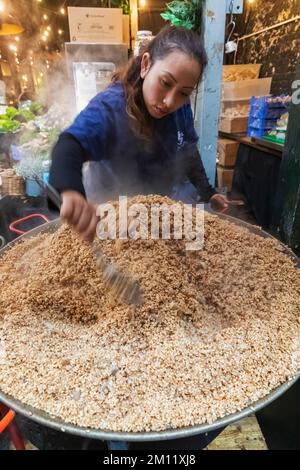 Borough Market, Woman Cooking Giant Rissoto, Southwark, London, England Stockfoto