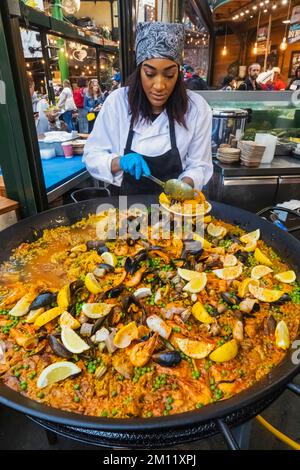 Borough Market, Woman Cooking Giant Paella, Southwark, London, England Stockfoto