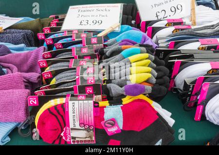 England, Dorset, Christchurch, Christchurch Market, Kleiderständer mit Socken Stockfoto