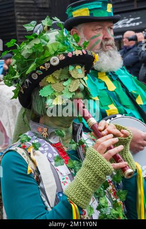 England, East Sussex, Hastings, The Annual Jack in the Green Festival, Frau spielt Flöte bei The Jack in the Green Parade Stockfoto