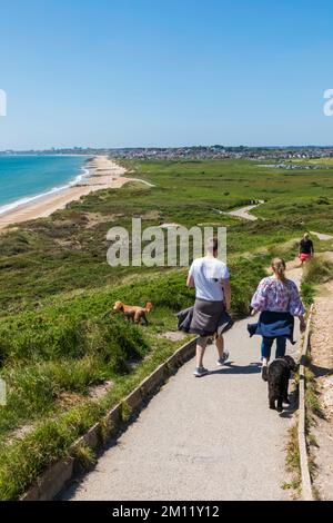 England, Dorset, Christchurch, Hengistbury Head, Hundewanderer auf Fußweg Stockfoto