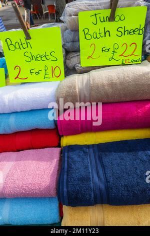 England, Dorset, Christchurch, Christchurch Market, Kleiderständer mit Badetücher Stockfoto