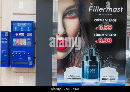 Frankreich, Französische Riviera, Cote d'Azur, Cannes, Reklametafeln und Durex-Werbemaschine Stockfoto