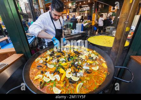 Borough Market, Man Cooking Giant Paella, Southwark, London, England Stockfoto