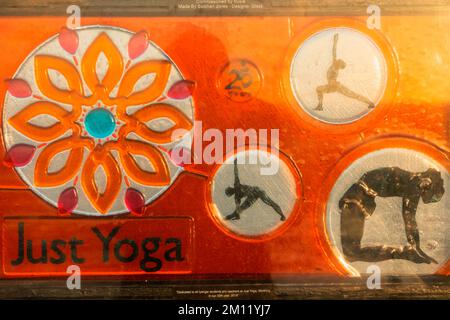 England, West Sussex, Worthing, Worthing Pier, Detail der Glasscheibe, die Yoga-Positionen darstellt Stockfoto