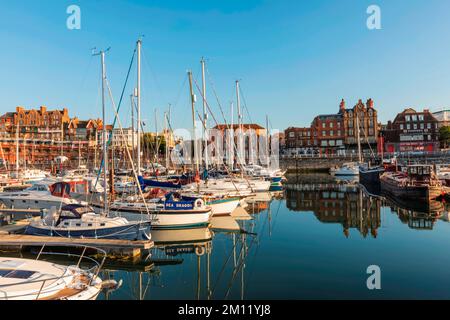 England, Kent, Ramsgate, Ramsgate Yacht Marina und Town Skyline Stockfoto