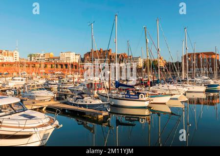 England, Kent, Ramsgate, Ramsgate Yacht Marina und Town Skyline Stockfoto