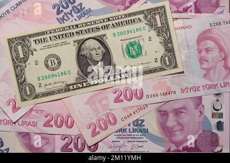 Ein Dollar vor dem Hintergrund von 100-Lire-Banknoten der Türkei Stockfoto