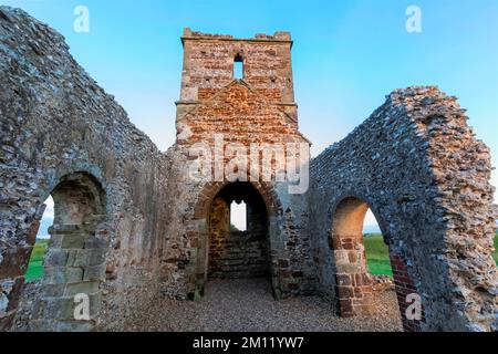 England, Dorset, die Ruinen der Knowlton Church und Earthworks in der Nähe des Wimbourne Minster bei Sunrise Stockfoto