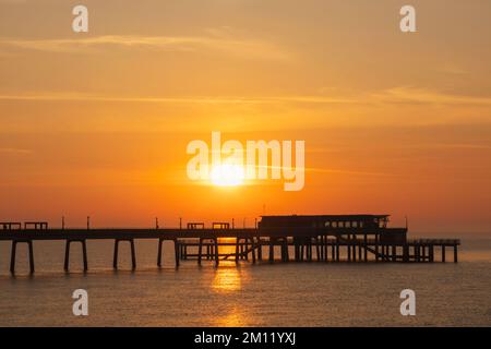 England, Kent, Deal, Sunrise über Deal Pier Stockfoto